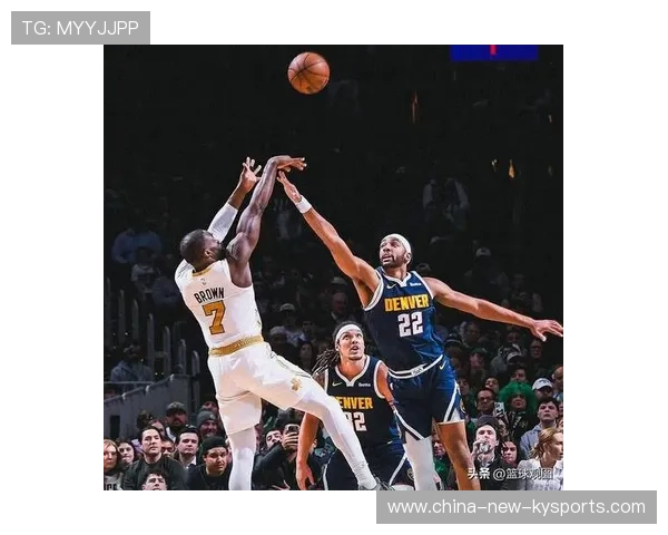 布朗冲击篮筐，凯尔特人进攻火力全开